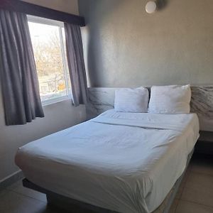 Habitación Pequeña con Cama King